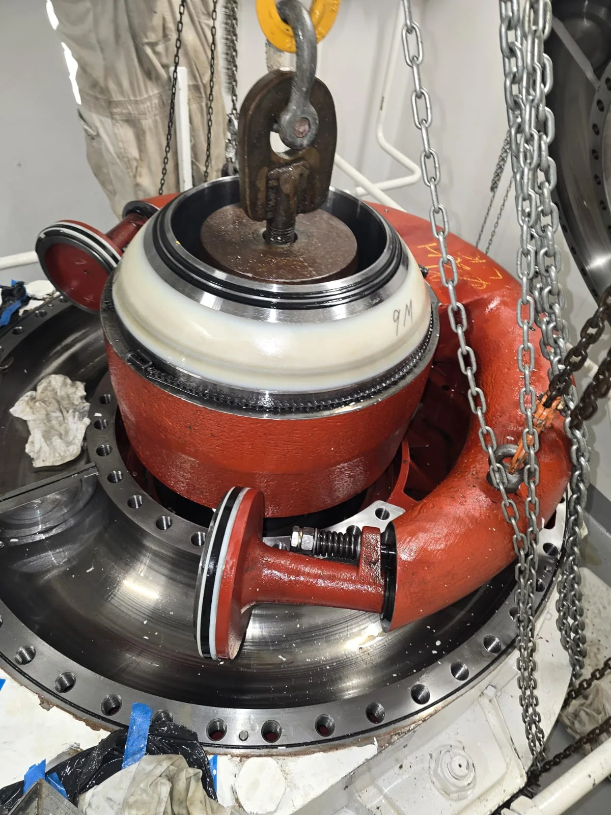 Hydraulic pump seal assembly for marine propulsion system